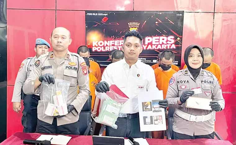 Delapan pelaku pembuatan SIM palsu saat dihadapkan kepada awak media di Polresta Jogja, Senin (22/9/2025). Satu orang dinyatakan masuk DPO alias buron.