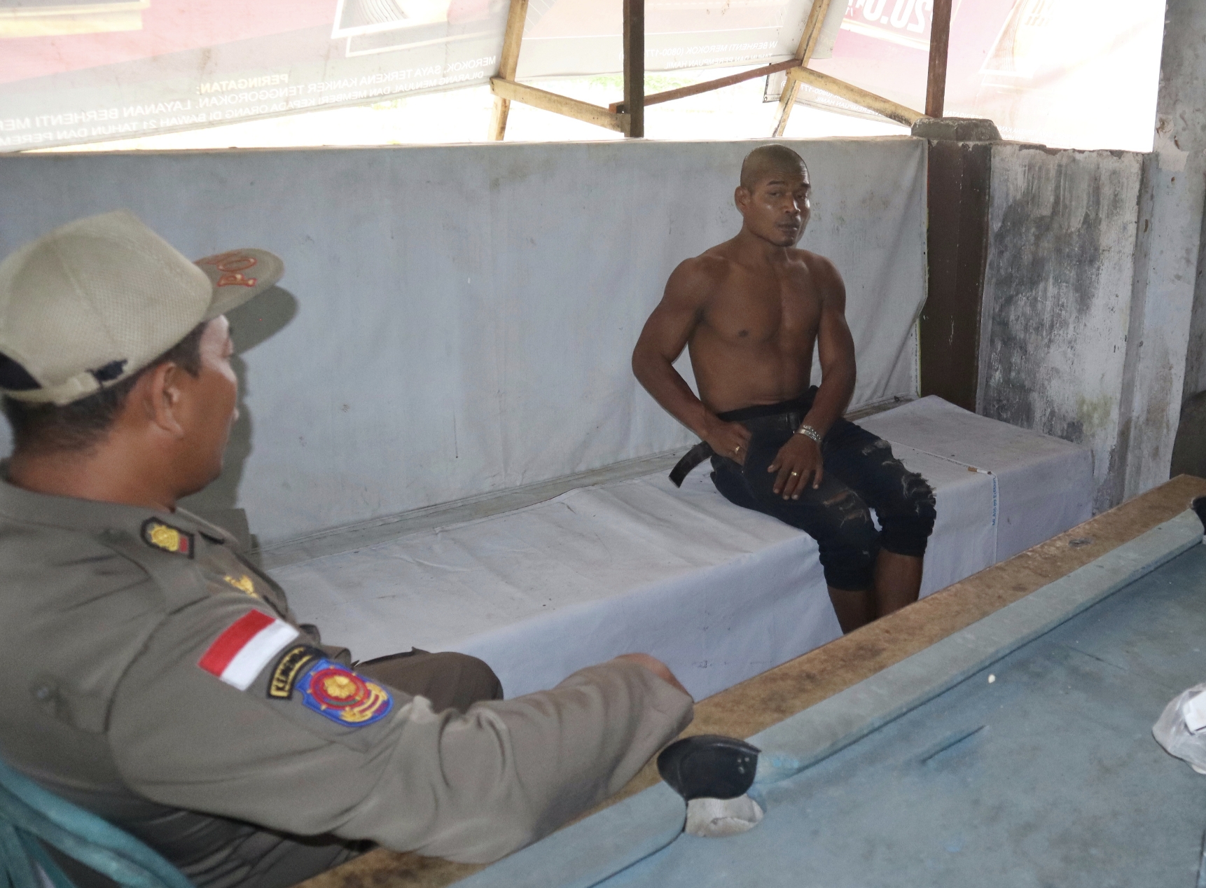 M Yani (kanan) asal Dusun Nganjukan, Desa Karangsari, Kecamatan Sempu yang mengamuk diamankan anggota Satpol PP BKO V Genteng.