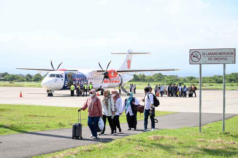 Penerbangan pendek Surabaya-Banyuwangi (PP) sangat membantu para pebisnis maupun wisatawan. Penerbangan ini dibuka sepekan dua kali, yaitu Rabu dan Minggu.