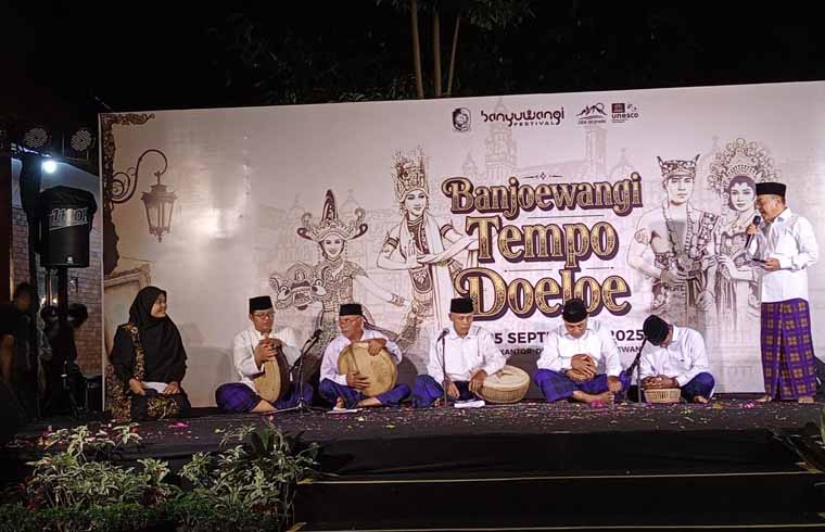 Kelompok Gembrung menampilkan alihwahana seni gembrung berkolaborasi dengan pembacaan puisi di halaman Kantor Disbudpar Banyuwangi pada Rabu malam (24/9).