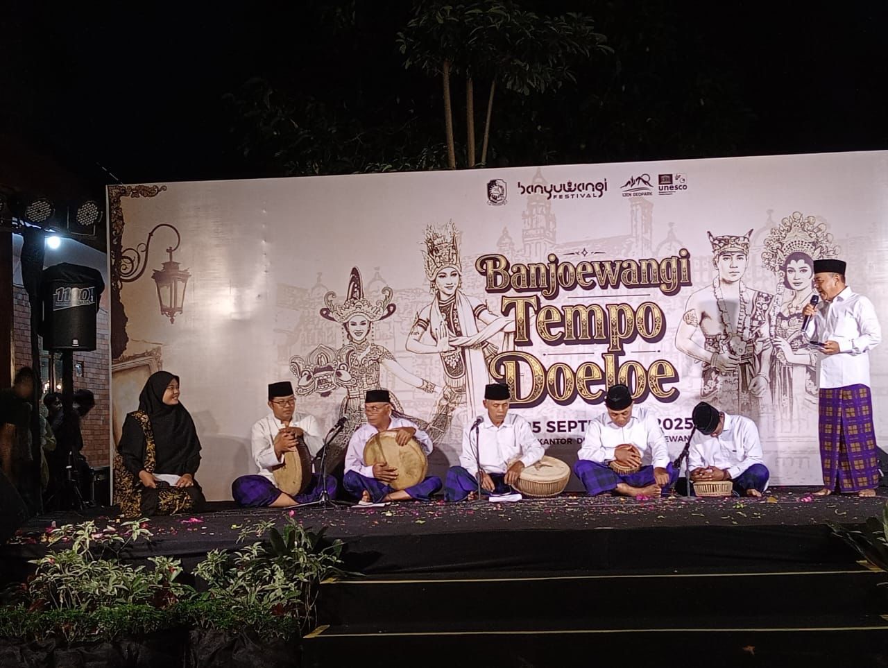 Kelompok Gembrung menampilkan alihwahana seni gembrung berkolaborasi dengan pembacaan puisi di halaman Kantor Disbudpar Banyuwangi pada Rabu malam (24/9).
