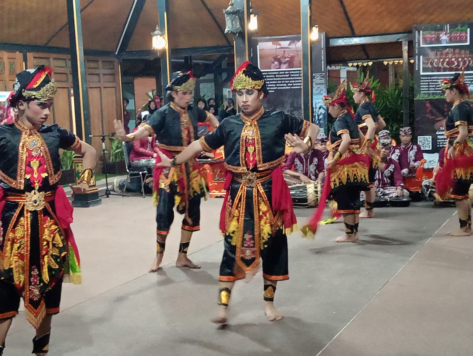 Tim Tawangalun menampilkan tari Rempeg Jogopati dalam rangkaian Festival Banjoewangi Tempo Doeloe di halaman kantor Disbudpar Banyuwangi.