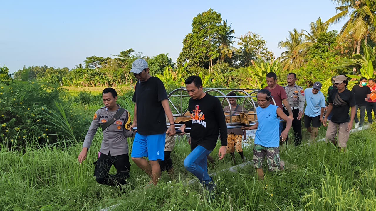 Warga dan anggota Polsek Rogojampi mengevakuasi jenazah korban yang ditemukan di sungai Dusun Sidomulyo, Desa Gitik.