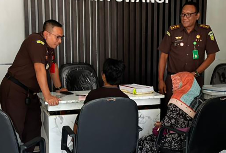 DIKAWAL KETAT: Tersangka R didampingi orang tua dan kuasa hukumnya dilimpahkan ke Kejaksaan Negeri Banyuwangi, Rabu (24/9).