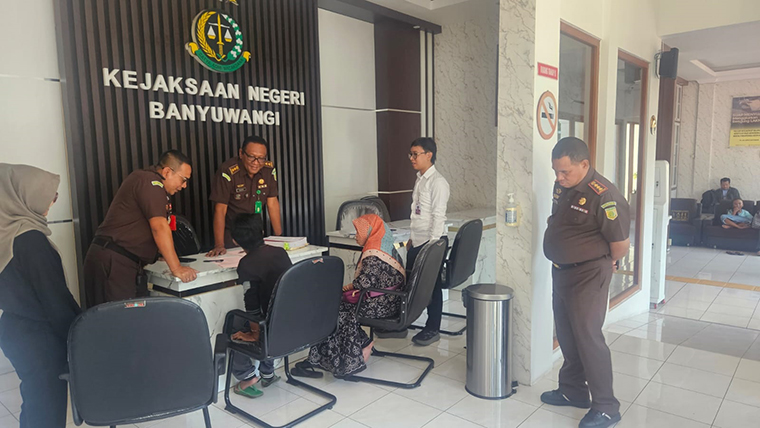 DIKAWAL KETAT: Tersangka R didampingi orang tua dan kuasa hukumnya dilimpahkan ke Kejaksaan Negeri Banyuwangi, Rabu (24/9).