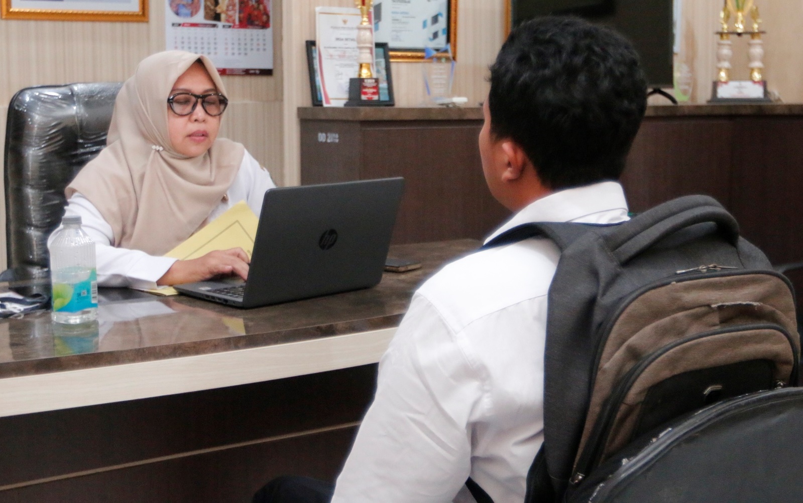 Salah satu peserta menjalani tes wawancara penjaringan Kadus di Desa Setail, Kecamatan Genteng.