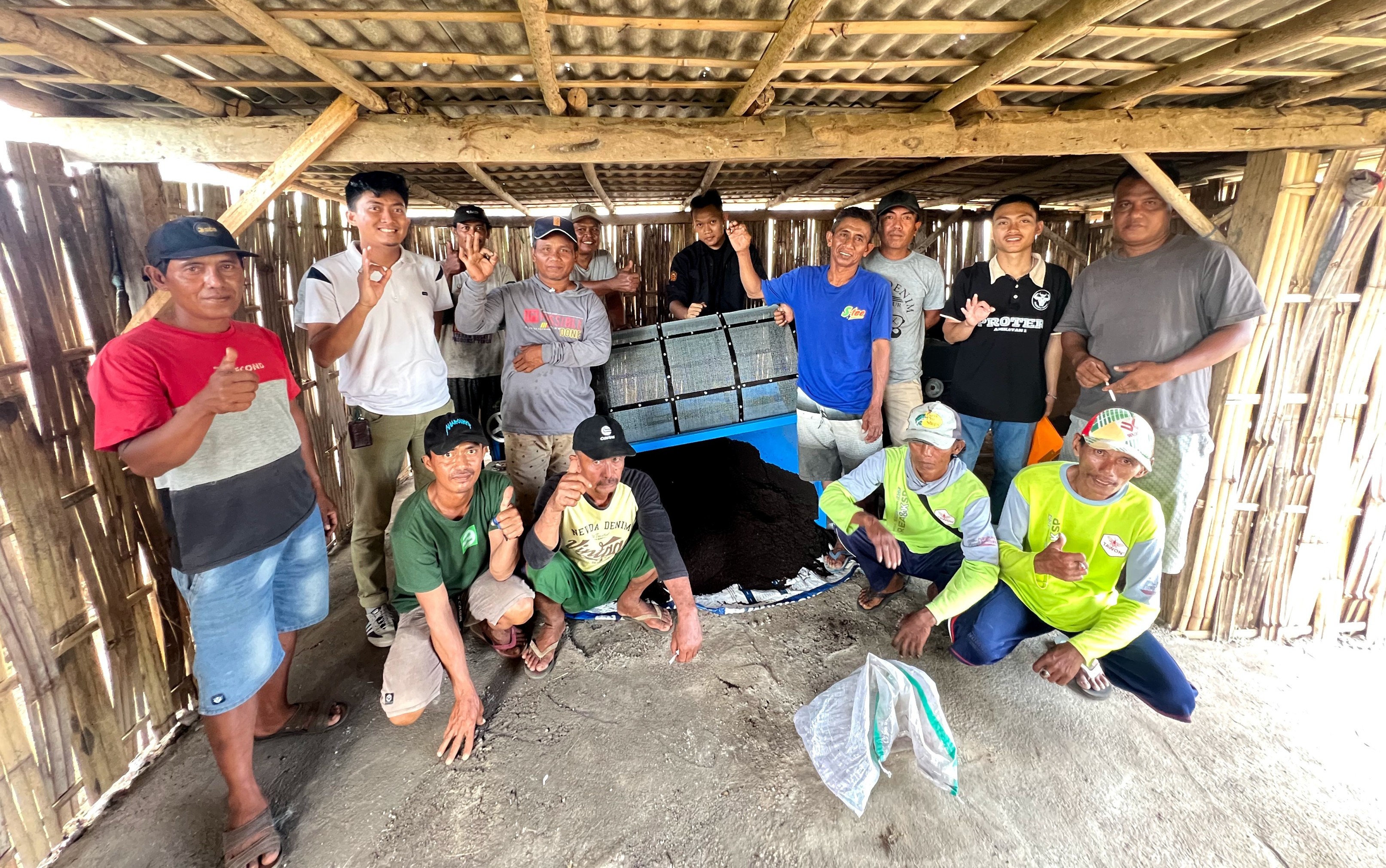 Sejumlah dosen dan mahasiswa Prodi D4 Teknologi Produksi Ternak Poliwangi memberikan pelatihan pengolahan limbah kandang jadi pupuk organik dengan formulasi baru pada pada Poktan Bangsring Sejahatera.
