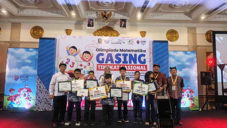Para pemenang OGN berfoto bersama Bupati Ipuk Fiestiandini dan Kepala Dispendik Banyuwangi Suratno (kiri) di Hotel Aston pada Rabu malam (24/9).