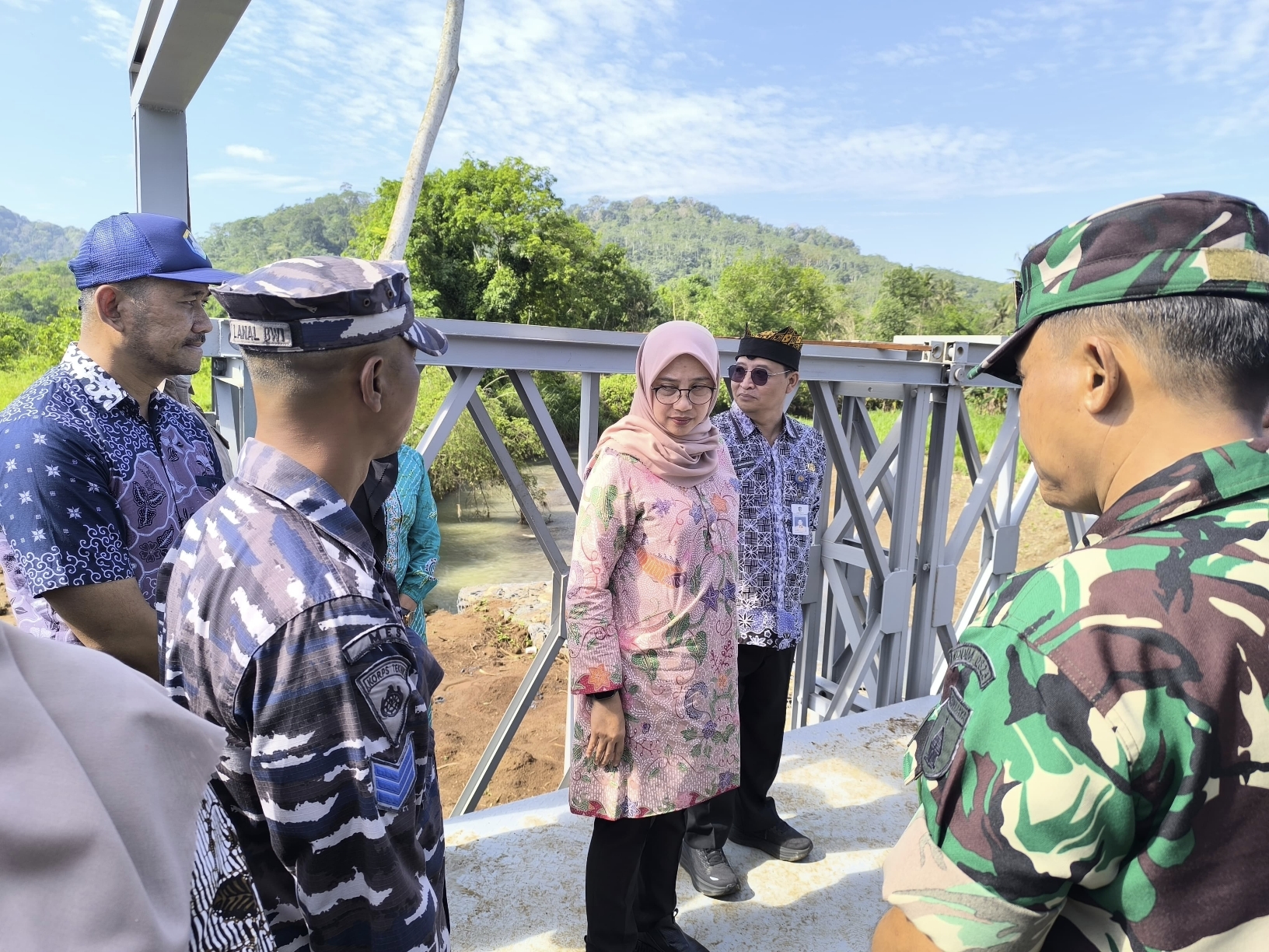 Bupati Ipuk Fiestiandani melihat jembatan darurat untuk roda empat di kali SUngailembu, Desa Sumberagung, Kecamatan Pesanggaran.