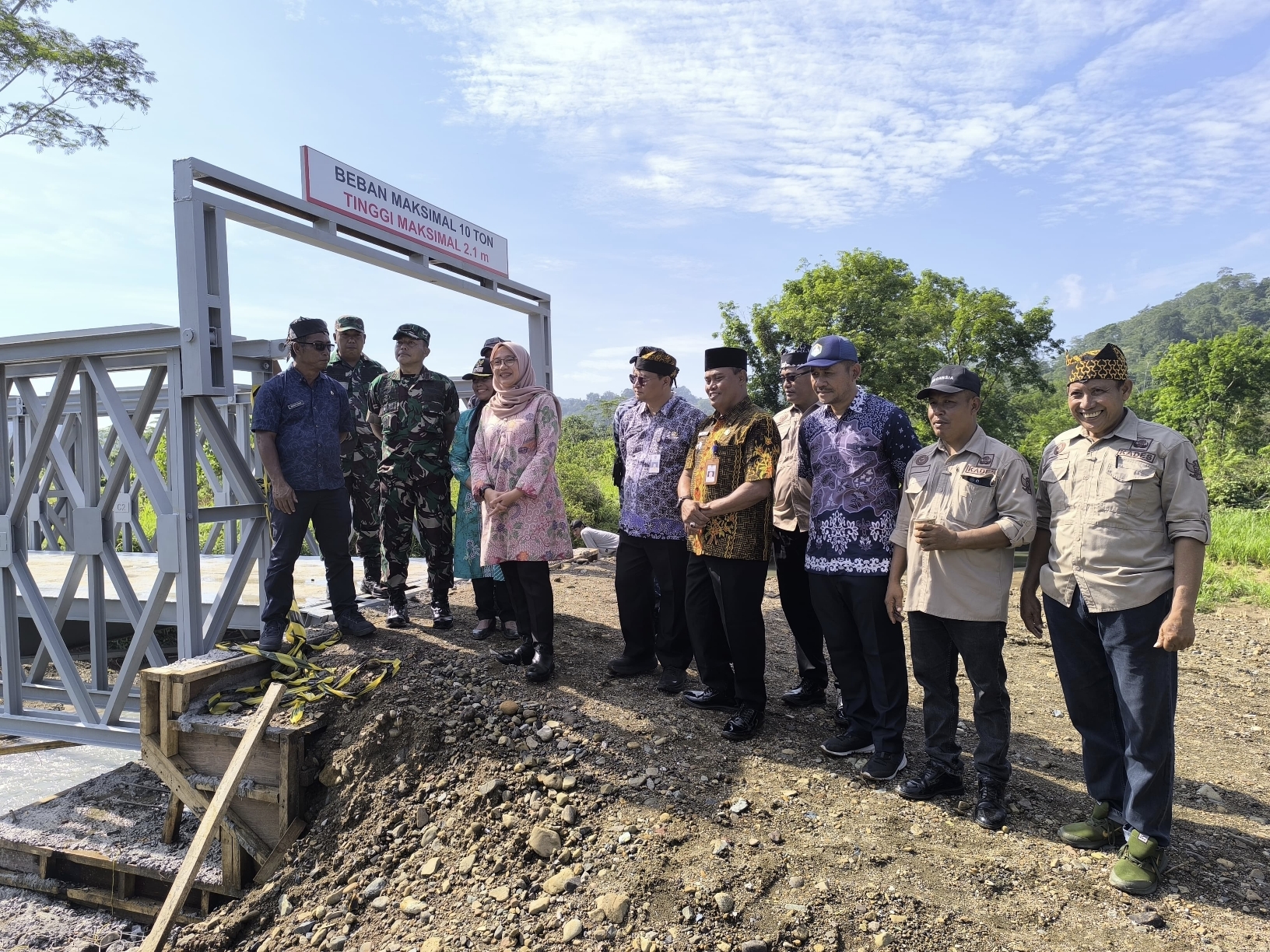 Bupati Ipuk Fiestiandani melihat jembatan darurat untuk roda empat di kali SUngailembu, Desa Sumberagung, Kecamatan Pesanggaran.