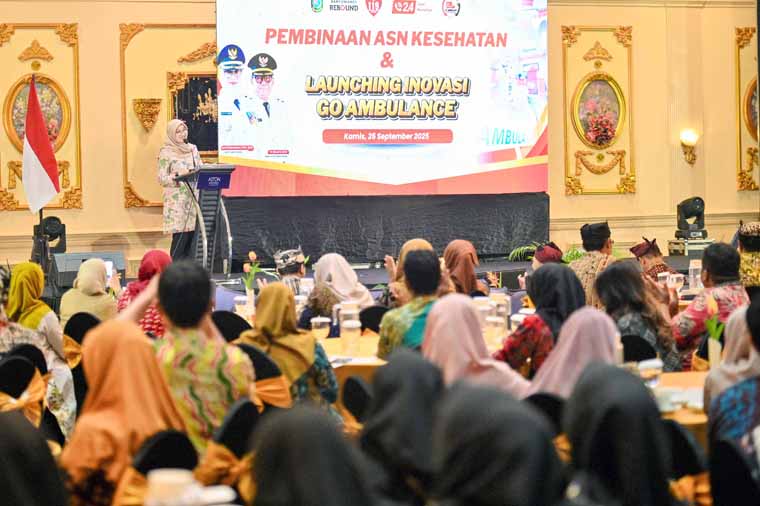 PEMBEKALAN: Bupati Ipuk Fiestiandani menyampaikan pengarahan kepada ratusan nakes ASN di Hotel Aston Banyuwangi pada Kamis (25/9).