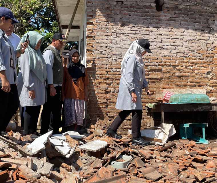 TURUN KE LOKASI: Bupati Banyuwangi Ipuk Fiestiandani meninjau kondisi rumah Supiyatik, 70, warga Desa Bimorejo, Kecamatan Wongsorejo yang roboh akibat gempa bumi, Jumat (26/9).