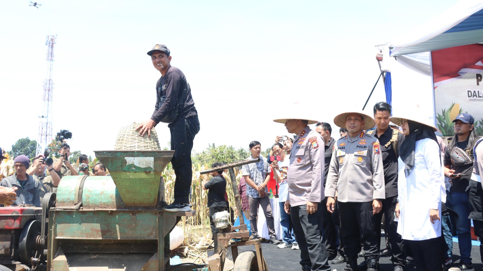 Kapolda Jatim Irjen Pol Nanang Avianto bersama pejabat Forkopimda melihat proses pemipilan jagung memakai teknologi pertanian di Sobo.