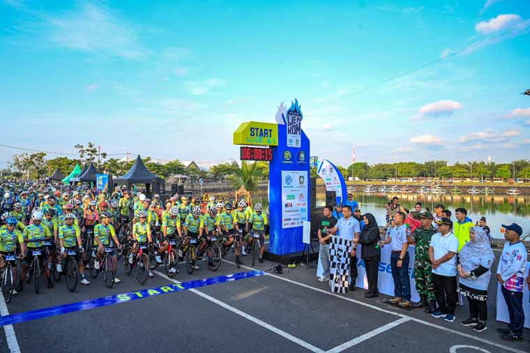 KIBARKAN BENDERA START: Bupati Banyuwangi Ipuk Fiestiandani melepas peserta Mainsepeda Thrilogy Banyuwangi Bluefire Ijen KOM 2025 di Pantai Marina Boom, Sabtu (27/9).