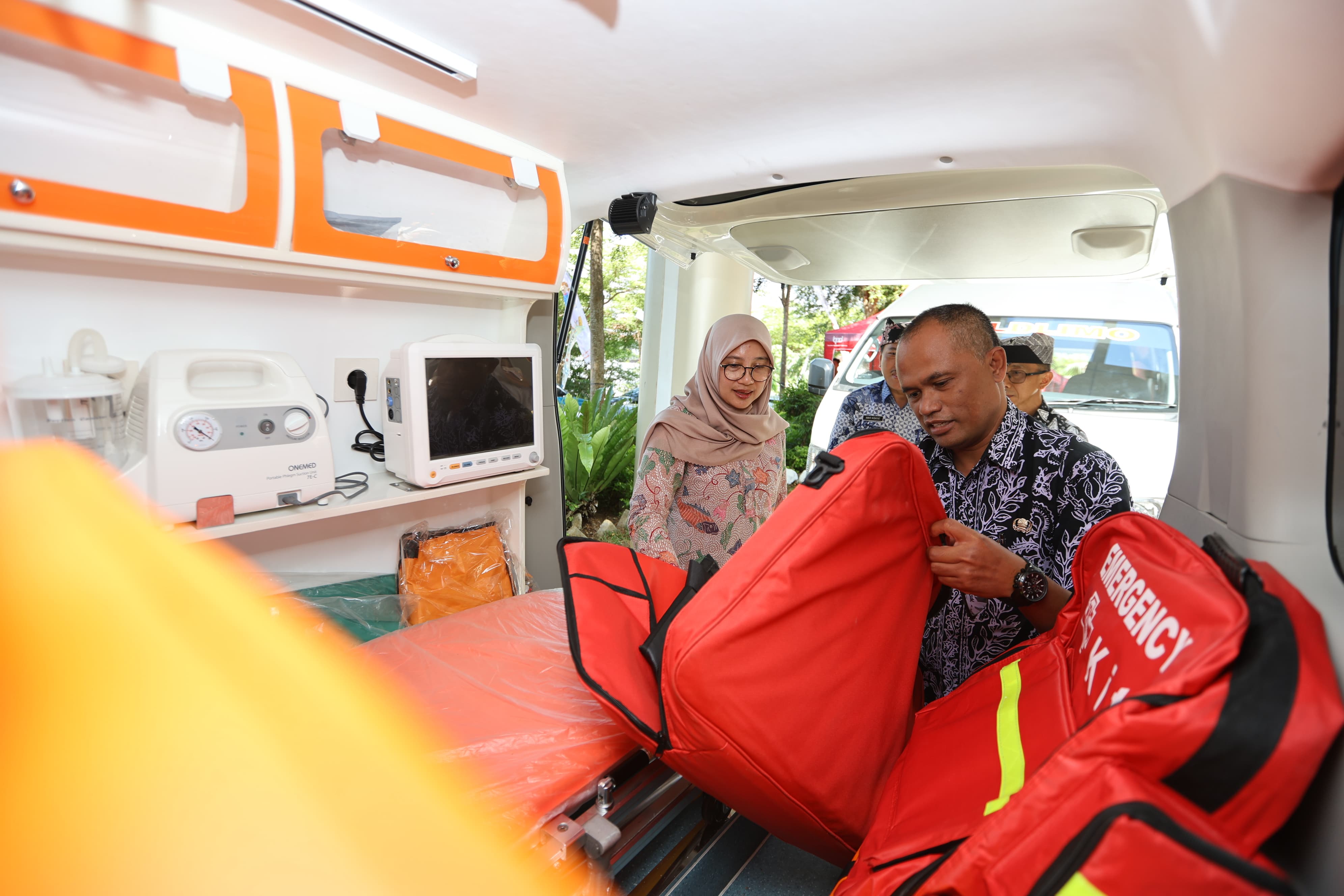 Bupati Banyuwangi Ipuk Fiestiandani mengecek kelengkapan ambulans.