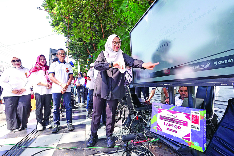 Bupati Ipuk Fiestiandani menunjukkan nomor pemenang undian Sipundiwangi di area Community and Food Day Jalan Ahmad Yani Banyuwangi, Minggu pagi (28/9).
