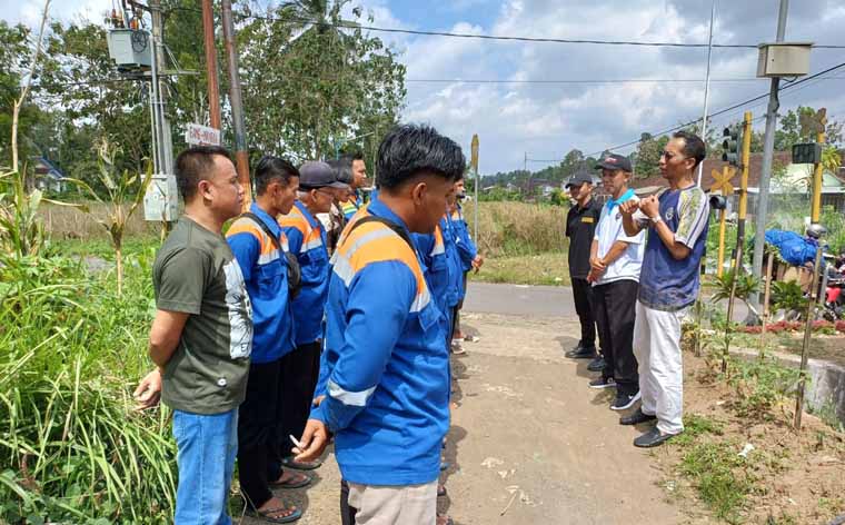 TINGKATKAN KEDISIPLINAN: Petugas Dishub memberikan pengarahan kepada sejumlah penjaga perlintasan sebidang.