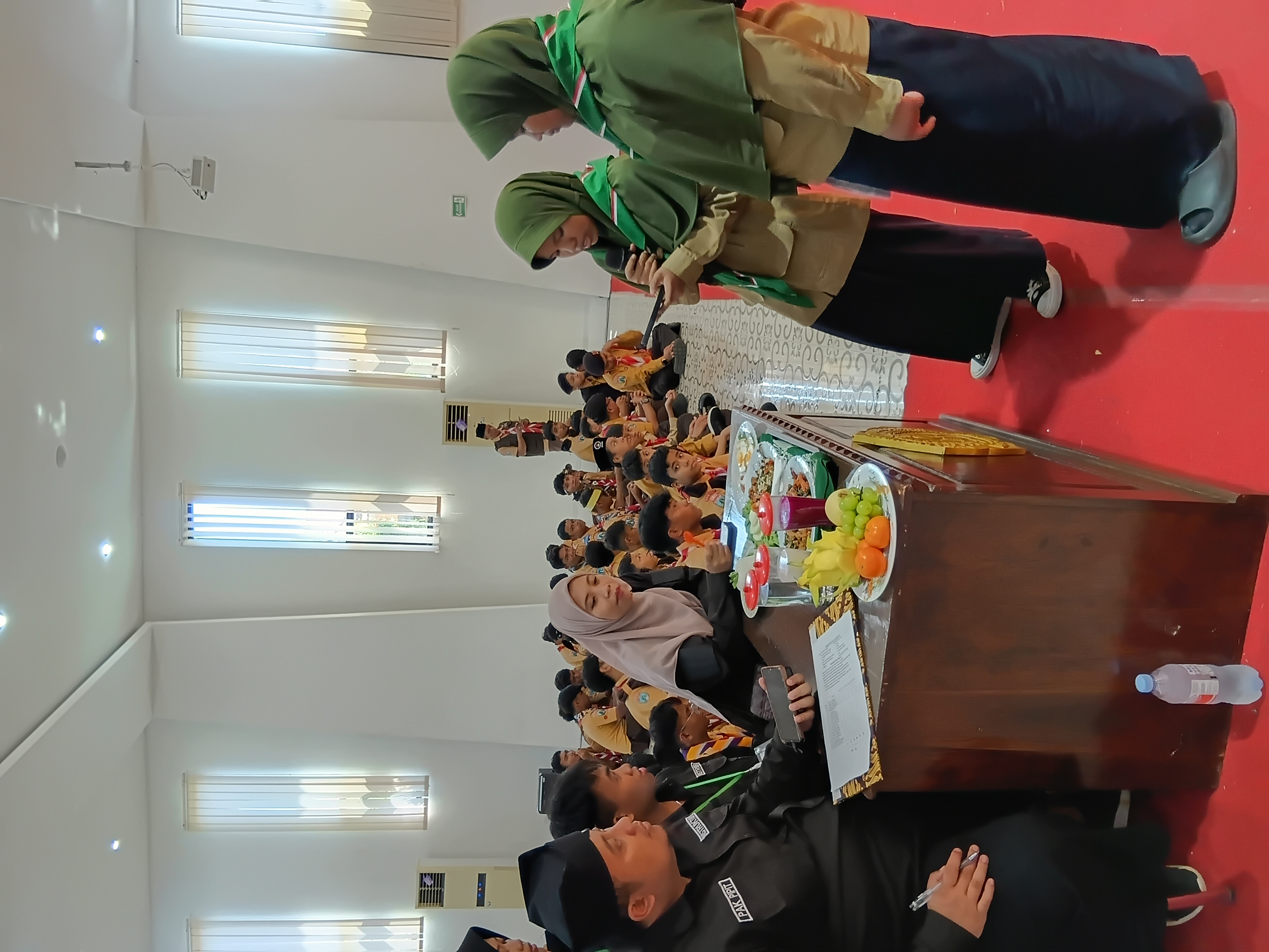 MENYEHATKAN: Proses presentasi menu gizi di hadapan juri Jambore Bina Gizi di Stikes Banyuwangi (28/9).