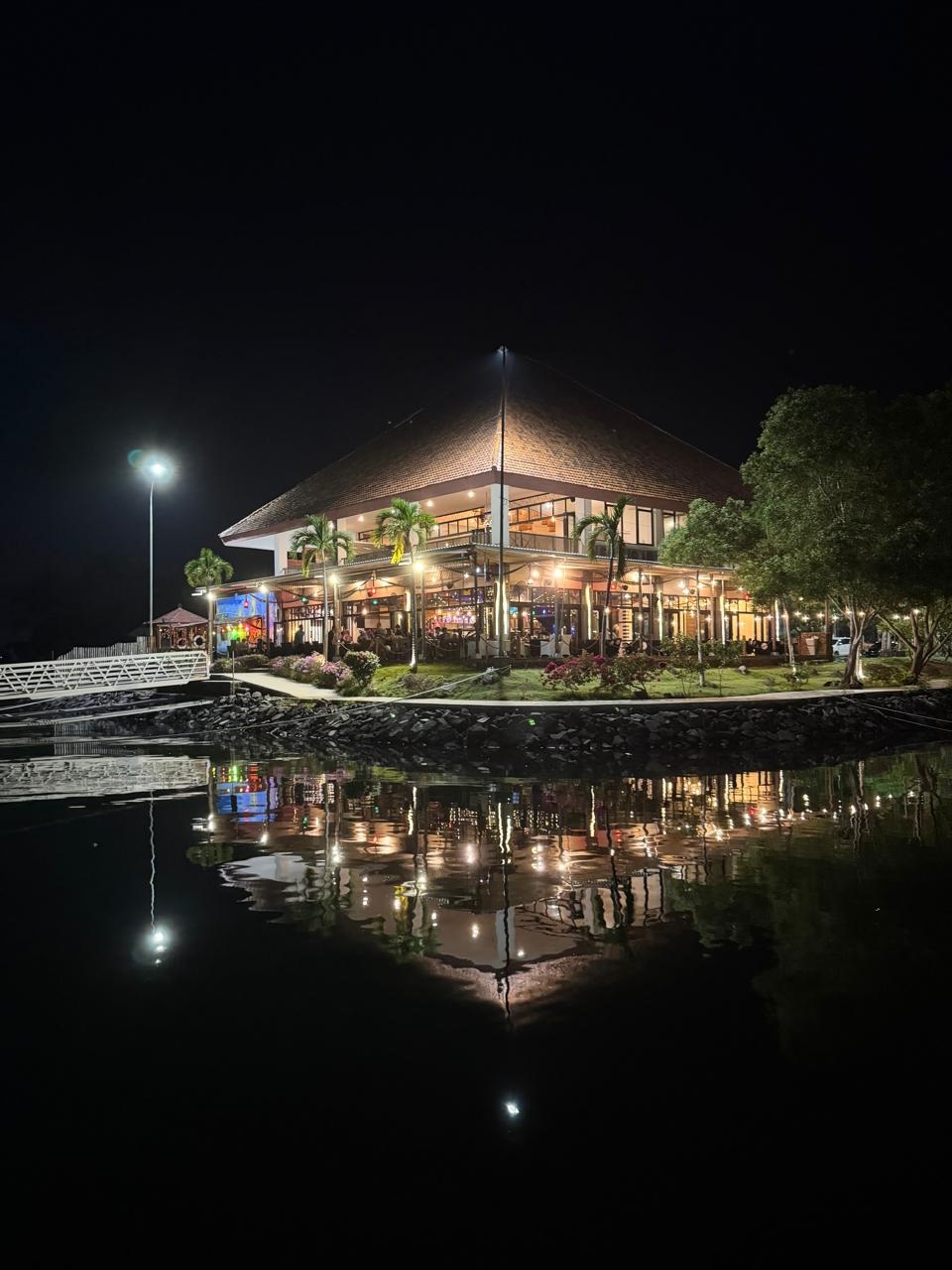 IKON BARU: Lokasi BIY yang berada di kawasan Marina Boom mengundang daya tarik tersendiri. Pengunjung bisa menikmati kuliner, hiburan, dan rekreasi.
