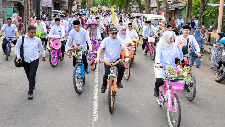 KIRAB MAULID: Bupati Ipuk Fiestiandani bersama Ustadz Wijayanto dan sejumlah pejabat Pemkab Banyuwangi naik sepeda sepeda pancal keliling kota Banyuwangi.