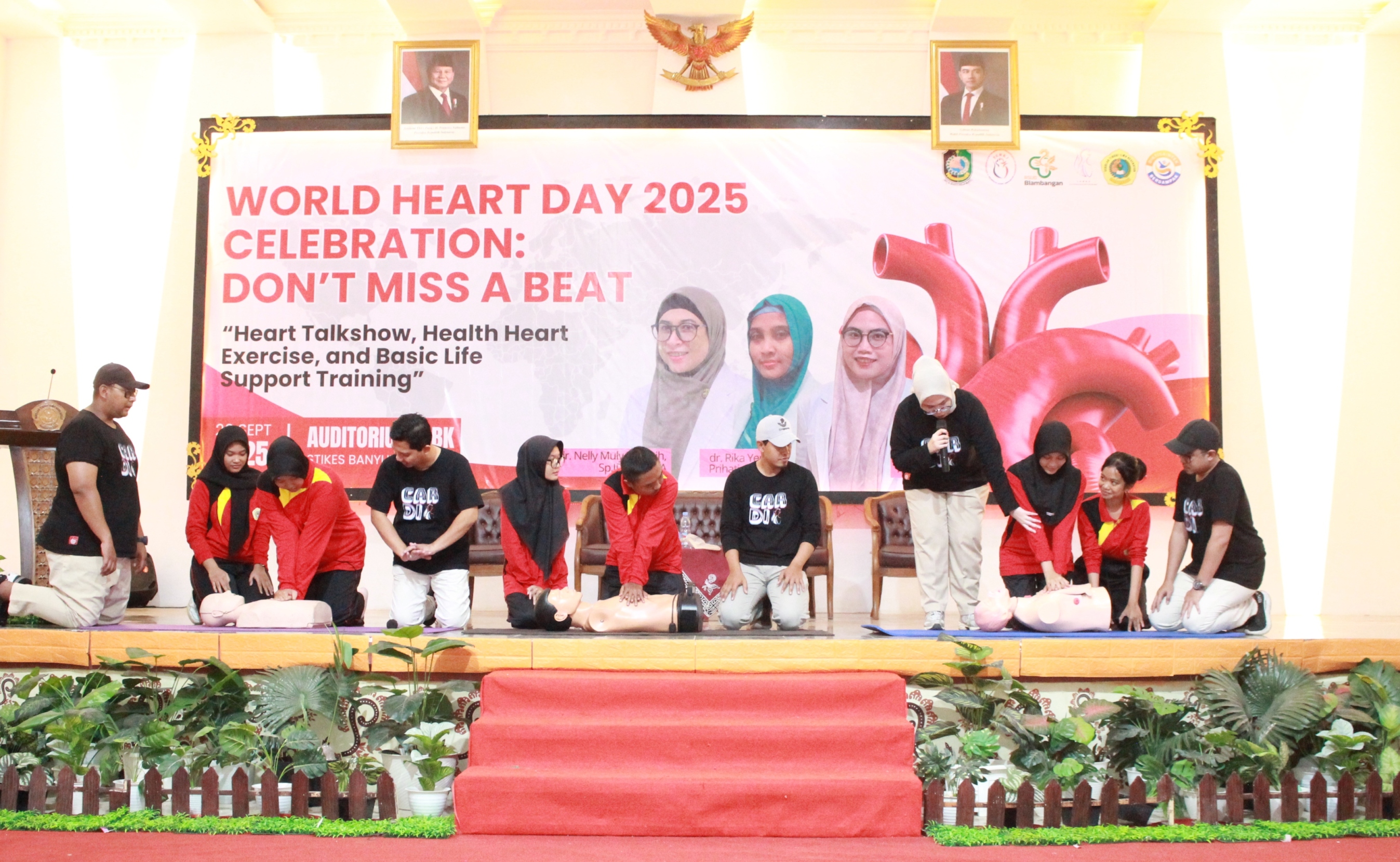 PRAKTIK LANGSUNG: Mahasiswa didampingi Tim Kardiovaskuler RSUD Blambangan lakukan cara resusitasi pijat jantung pada World Heart Day 2025 di Auditorium GBK, Jumat (26/9).
