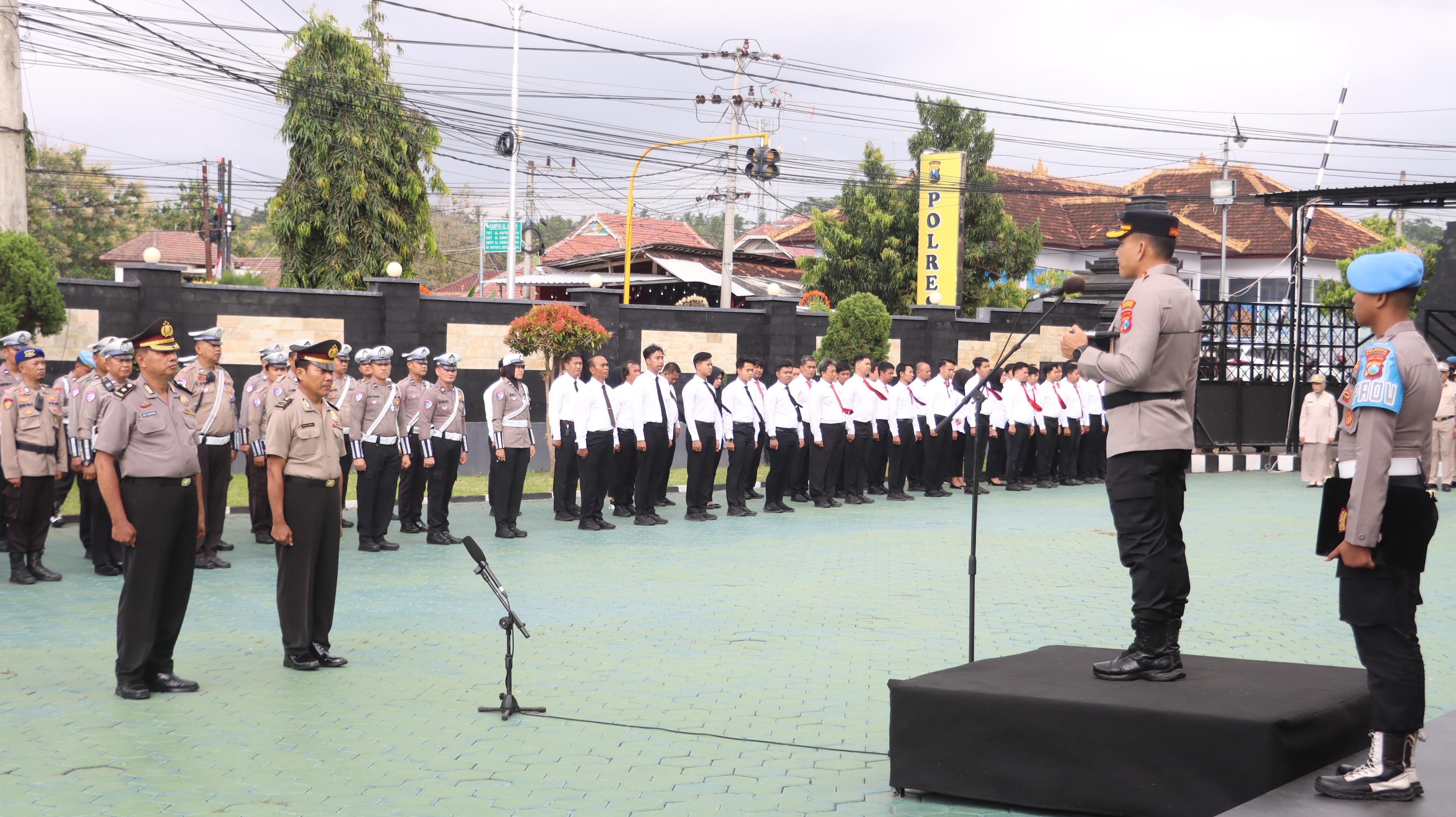 Polresta Banyuwangi gelar upacara kenaikan pangkat pengabdian bagi dua personel.