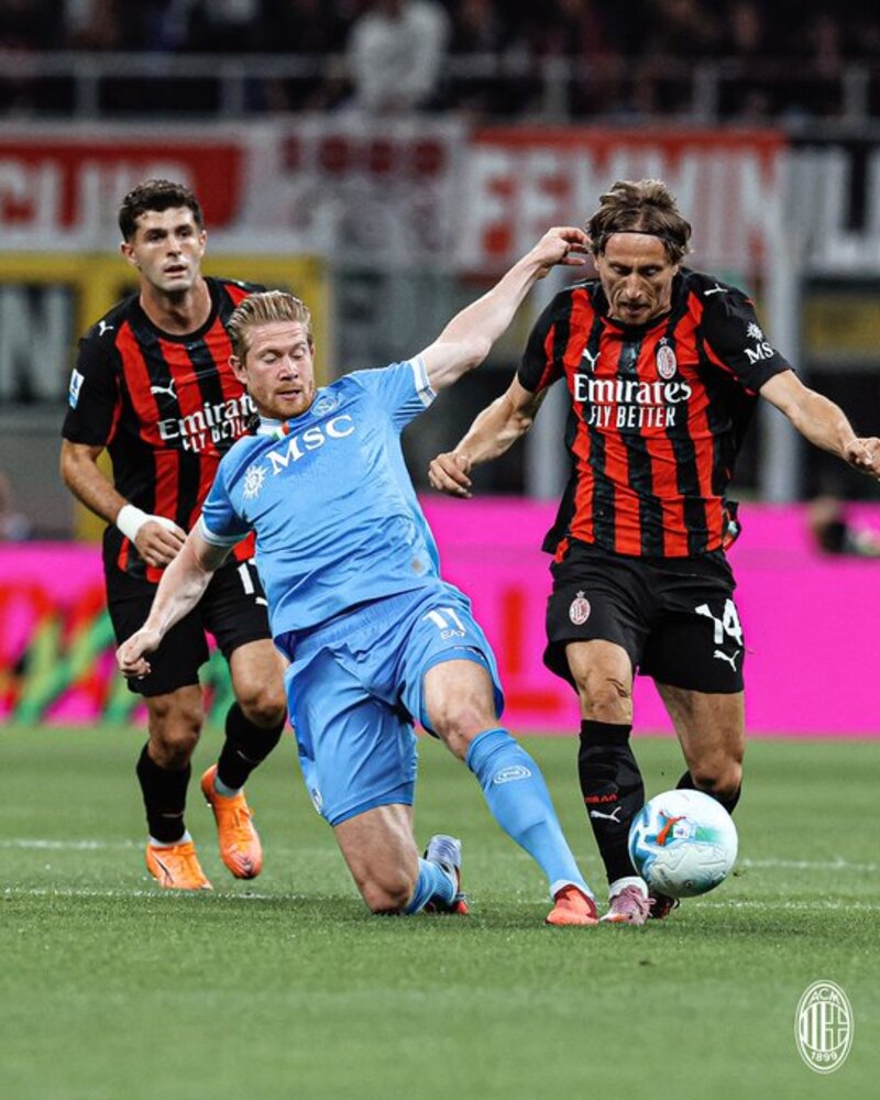PUNCAK: Kemenangan atas Napoli membawa AC Milan ke puncak klasemen Serie A