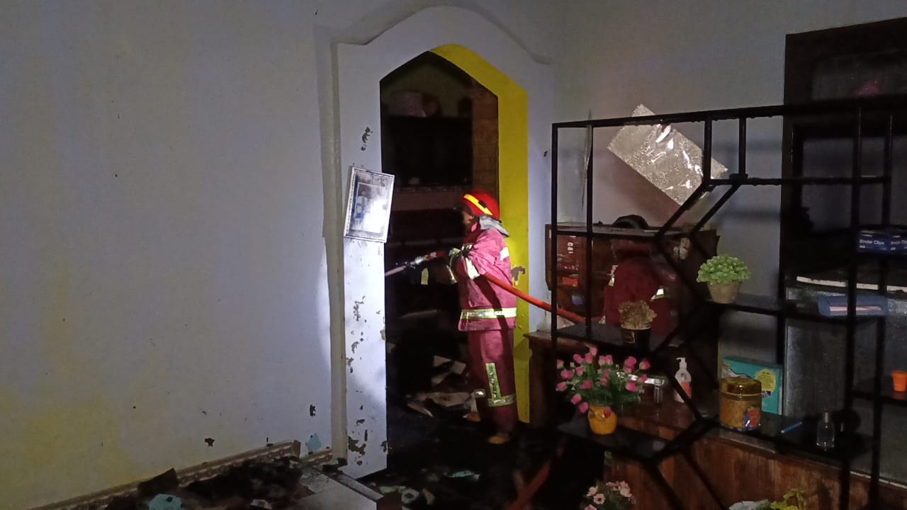 Petugas Damkarmat sektor Srono berjibaku memadamkan api yang membakar rumah Sumeh Hadi di Dusun Pekeringan, Desa Sumbersari, Kecamatan Srono.