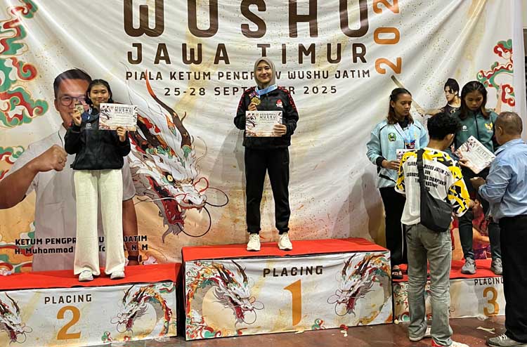 NAIK PODIUM:  Nufa Kiswa Tunnada meraih medali emas di nomor 60 kilogram putri dalam Kejurprov Wushu Jatim di Surabaya.