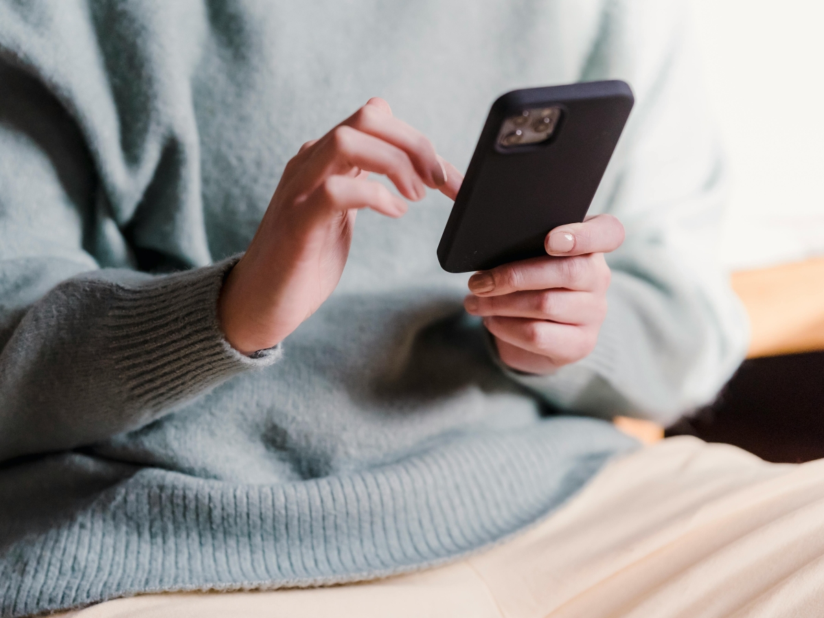 Perplexity AI hadir di WhatsApp untuk bantu cek fakta cepat.