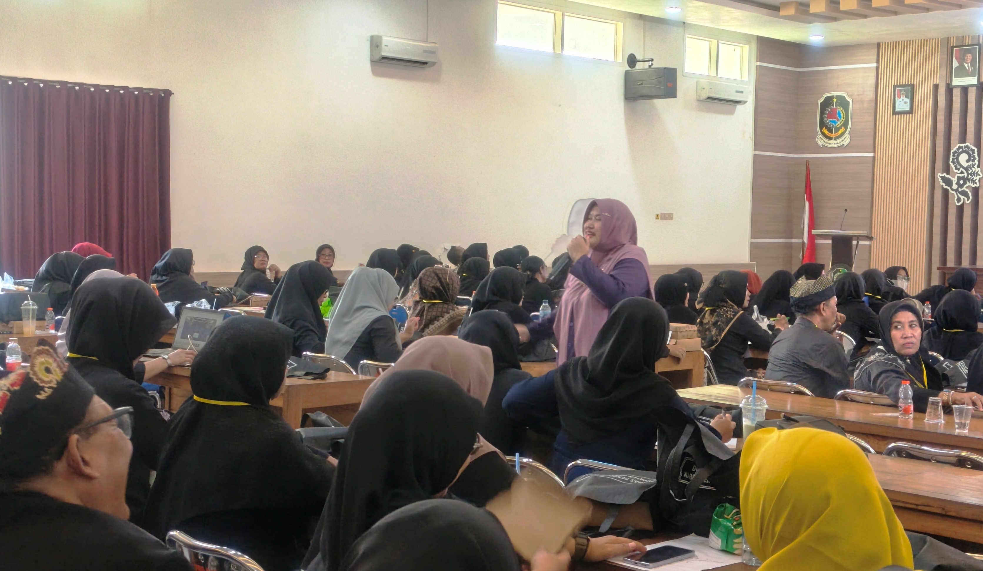 ANTISIPASI PERUNDUNGAN: Ratusan Guru PAUD menyimak materi pencegahan pedundungan dari psikolog RSUD Blambangan Betty Kumala F di aula Kantor Dispendik Banyuwangi Selasa (30/9).