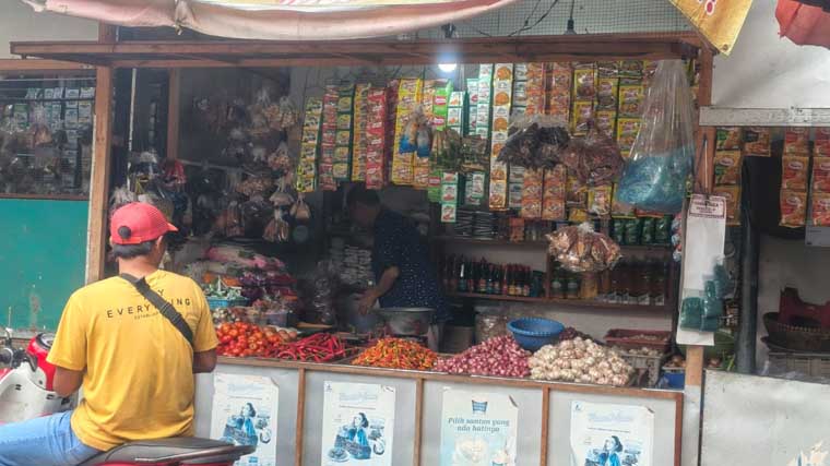 NAIK HARGA: Pedagang menjajakan cabai dan aneka bumbu di Pasar Banyuwangi pada Senin (29/9).