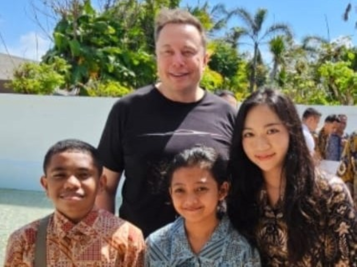 Felicia Dahayu (batik biru) foto bersama CEO SpaceX dan Tesla Elon Musk di Bali pada 19 Mei 2024 lalu.