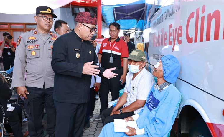 Wabup sekaligus Ketua PMI Banyuwangi Mujiono berdialog dengan berbincang dengan pasien operasi katarak gratis di kantor PMI Banyuwangi, Selasa (30/9).