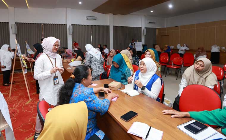 Puluhan perempuan asal lintas organisasi berdikusi membahas sekaligus mencari solusi berbagai permasalahan di aula Minak Jingggo Pemkab Banyuwangi, Senin (29/9).