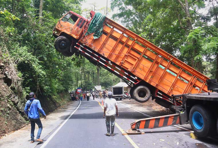 Truk Fuso bermuatan tisu dengan nomor polisi  BK 9828 MD yang terperosok ke jurang sedalam 10 meter di Jalur Gumitir, dievakuasi menggunakan crane, Selasa (30/9).
