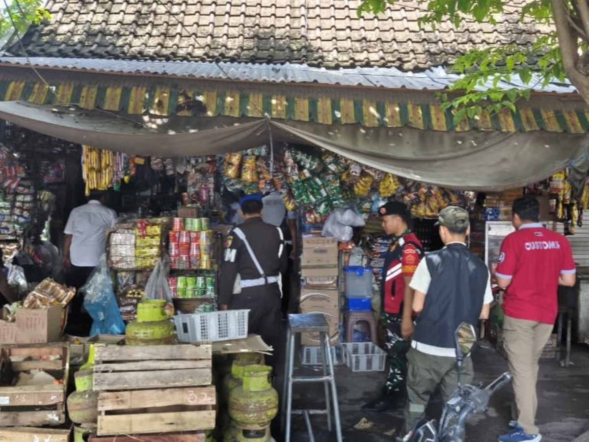 Satpol PP Banyuwangi gencar berantas rokok ilegal demi lindungi masyarakat.