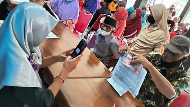 Warga antre menerima bantuan sosial di Desa Sumberejo Gunung Kidul, Jogjakarta, beberapa waktu lalu.