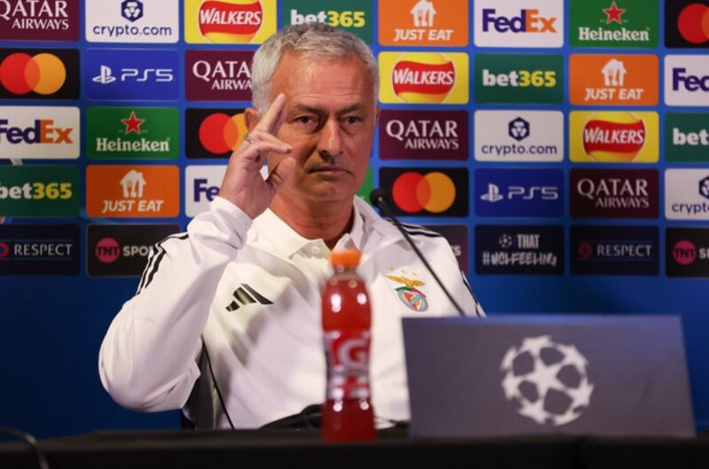 REUNI: Jose Mourinho kembali ke Stamford Bridge bersama Benfica di ajang Liga Champions