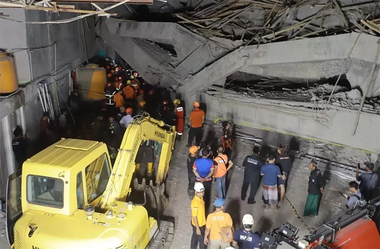 Bangunan mushala Ponpes Al Khoziny Sidoarjo ambruk saat salat Ashar, 1 santri meninggal dan 79 lainnya luka-luka.