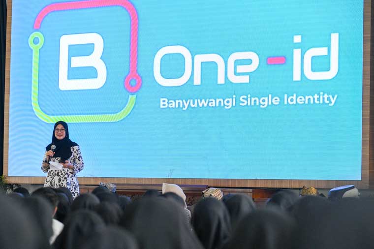 Bupati Ipuk Fiestiandani menyampaikan paparan pada prosesi peluncuran B One-ID di Pendapa Sabha Swagata Blambangan pada Mei lalu (23/5).