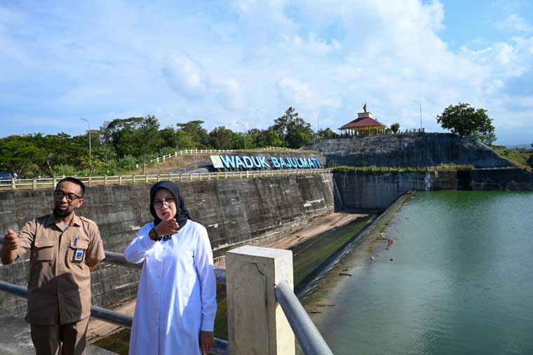 Bupati Ipuk Fiestiandani didampingi Sekretaris Dinas PU Pengairan Riza Al Fahroby meninjau debit air di Waduk Bajulmati pada awal Mei lalu.