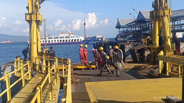 PERBAIKAN LAGI: Pekerja melakukan pengelasan di dermaga MB II Ketapang, Rabu (1/9).