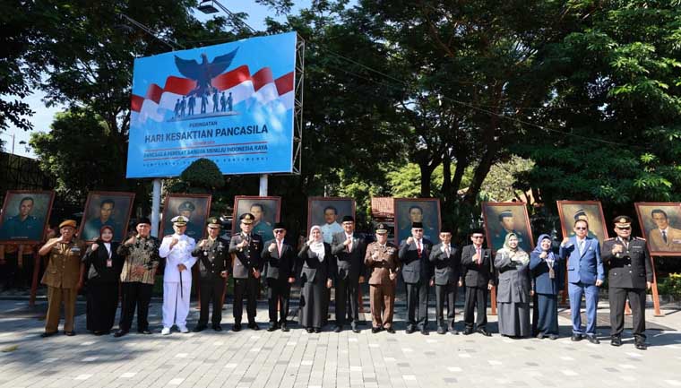 Pejabat Forkopimda, ASN, polisi, dan TNI mengikuti upacara bendera dalam rangka peringatan Hari Kesaktian Pancasila di halaman Kantor Pemkab Banyuwangi, Rabu (1/10).