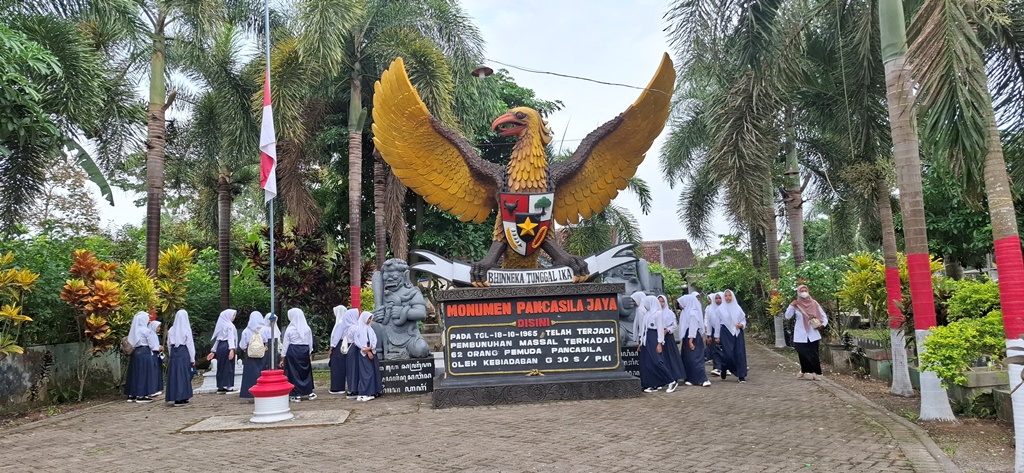 Monumen Lubang Buaya yang menjadi saksi kekejaman PKI di Dusun Cemetuk.