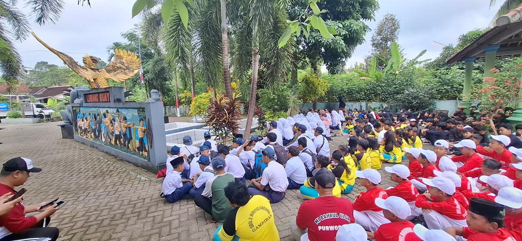 Para siswa TK, SD, dan MI di wilayah Kecamatan Cluring dan Gambiran, serta siswa MTs Maarif Plampangrejo doa bersama.