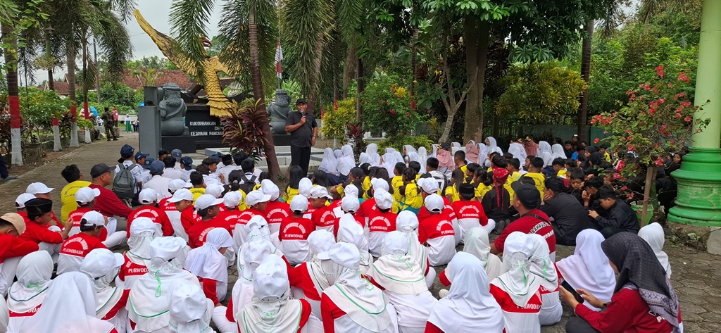 Suasana di monumen.