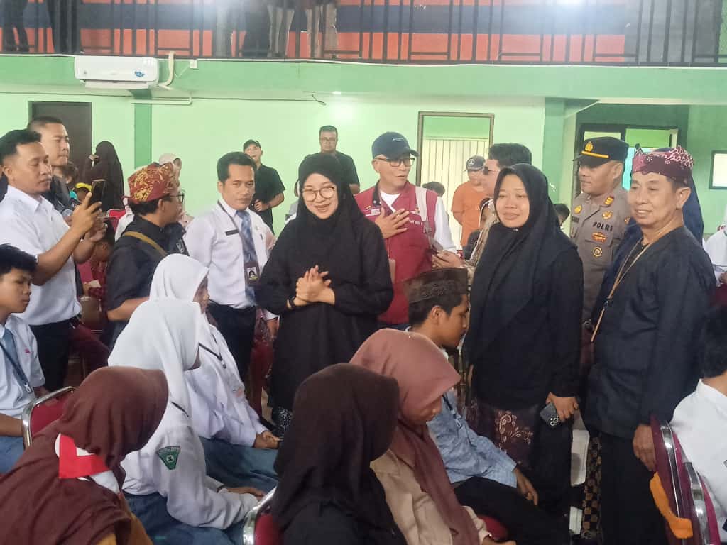 Bupati Banyuwangi Ipuk Fiestiandani didampingi Kadispendik Suratno, Kepala Dinas Sosial dan P2KB Henik Setyorini, Kepala SR Winarno, dan Kapolsek Muncar AKP Mujiono menemui siswa SR Muncar.