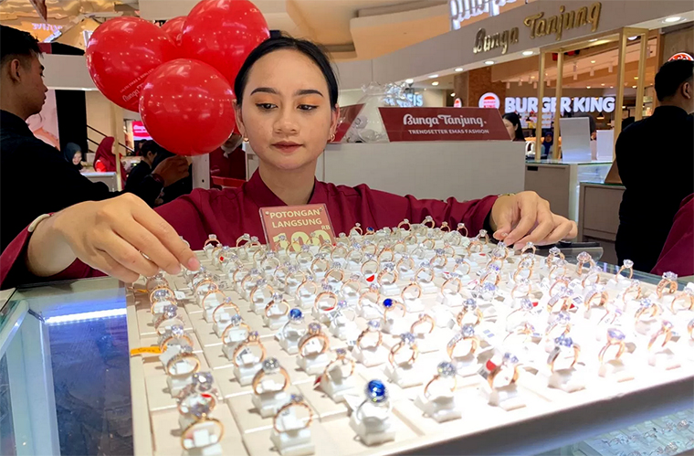 ILUSTRASI emas perhiasan di Paragon Mall Semarang, beberapa waktu lalu.