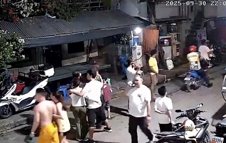 Penduduk di kawasan Sawang Calero, Cebu City, Filipina, keluar rumah pasca gempa, Selasa (30/9) malam.